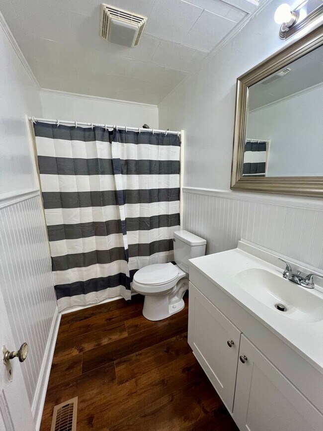 Building Photo - Two bedroom, 1 bath house in Burlington