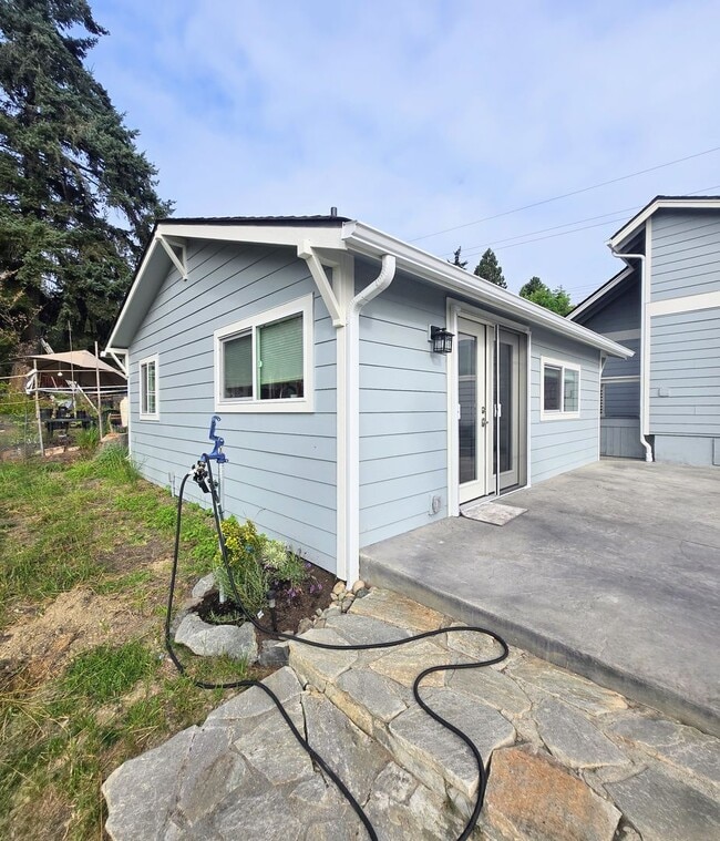 Building Photo - Newly Remodeled 2 Bedroom Home & ADU For R...