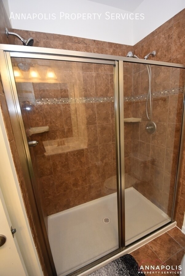 Building Photo - 619 Ravenwood Dr