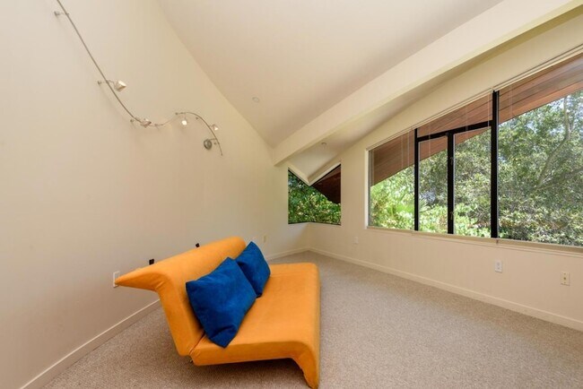 Building Photo - 3527 Oak Knoll Dr