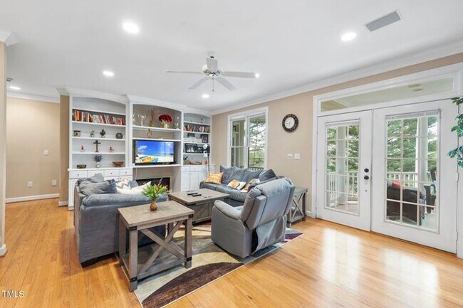 Building Photo - Spacious & Serene 5+ Bedroom Home in Sough...