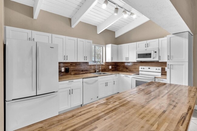 Building Photo - 2433 Southridge Rd