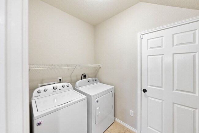 Building Photo - Flexible 5-Bedroom Rental Home in Alamo Ra...