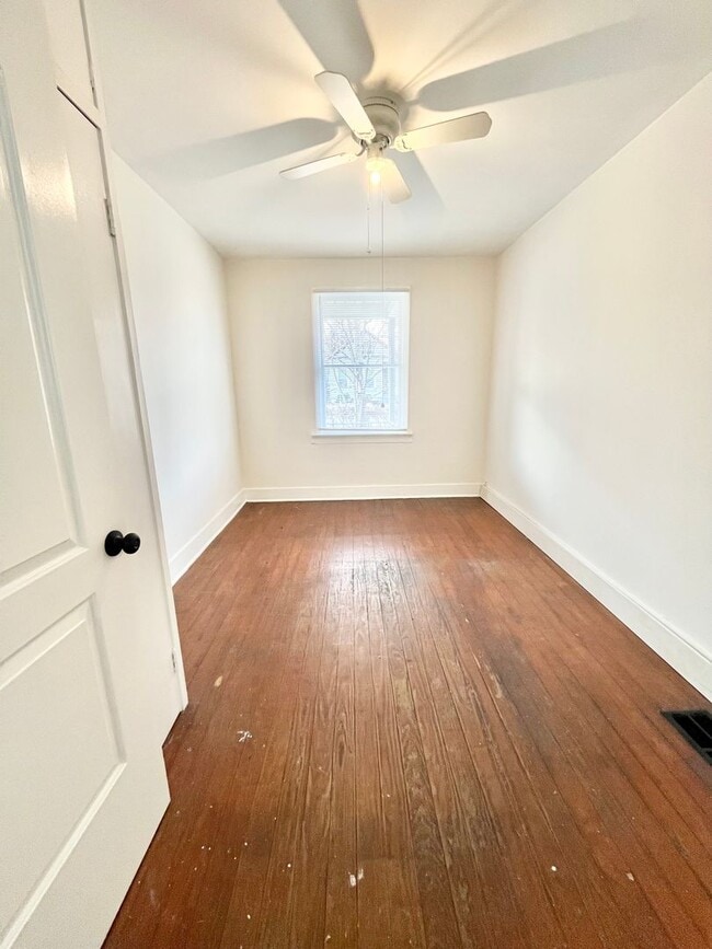 Building Photo - 2 Bedroom. 1 bath near Beechmont Area