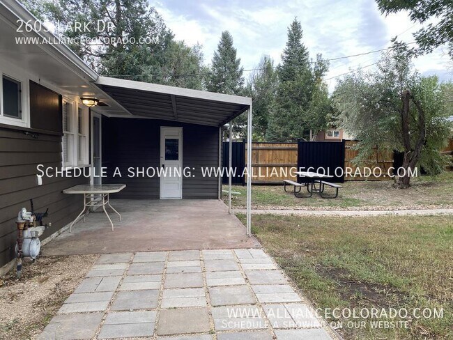 Building Photo - 2605 Lark Dr