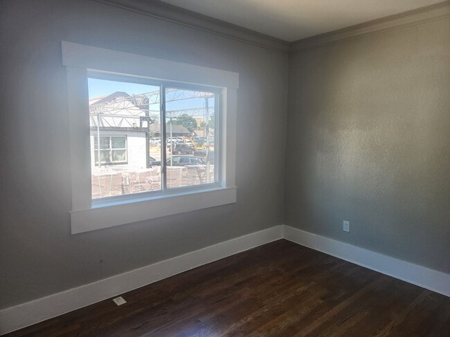 Building Photo - Bright & Updated 3-Bedroom Upper Unit All Utilities Included!