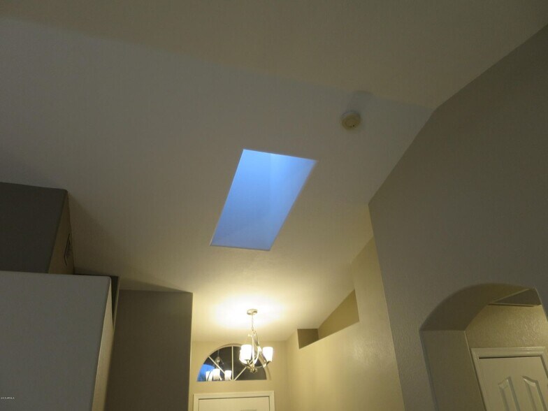 Foyer Skylight. See stars & moon at night - 9139 W Davis Rd