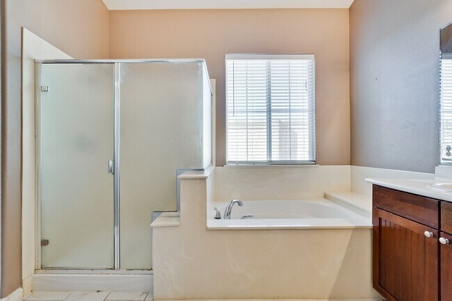 Building Photo - Spacious 3 Bedroom, 2 Bathroom Home with D...