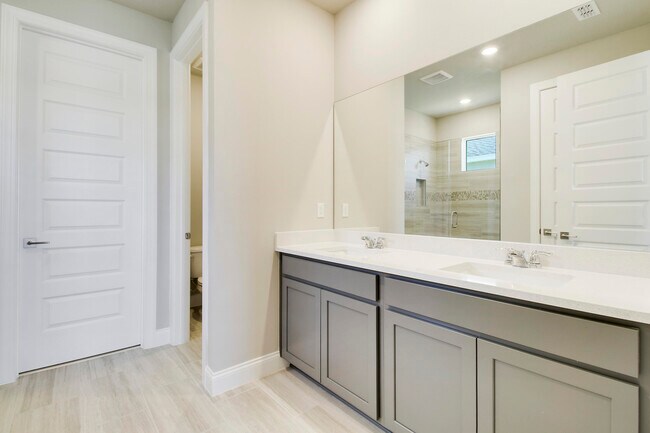 Building Photo - 8990 Dahlia Cir