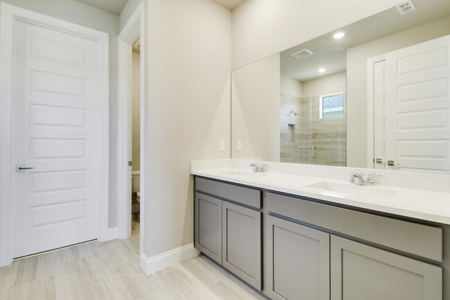 Building Photo - 8990 Dahlia Cir