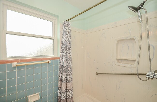 Building Photo - 142 Victoria Dr