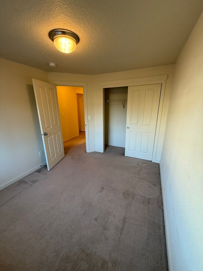 Building Photo - Don't Miss This 3 Bedroom Townhome in the ...