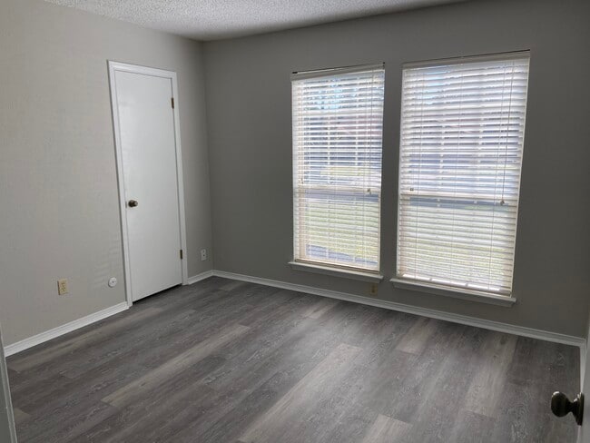 Building Photo - 701 Morning Glory Ln