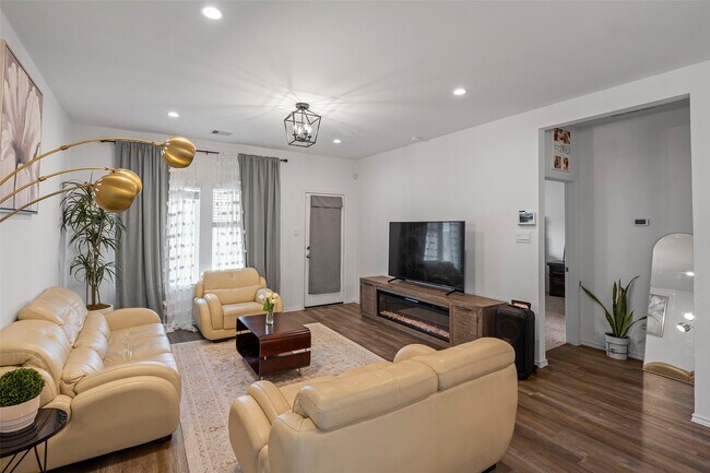 Building Photo - 5223 Mossdale Blf Ln