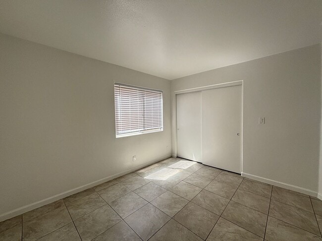 Building Photo - (APPLICATION PENDING) Renovated Spacious East Lancaster Single Story Home