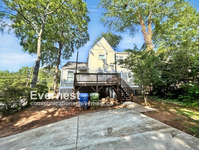 Building Photo - 4-Room Home in Prime Location Near Schools...