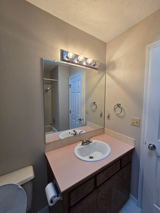 Building Photo - Cute home in the Great Brentwood Forest Ne...