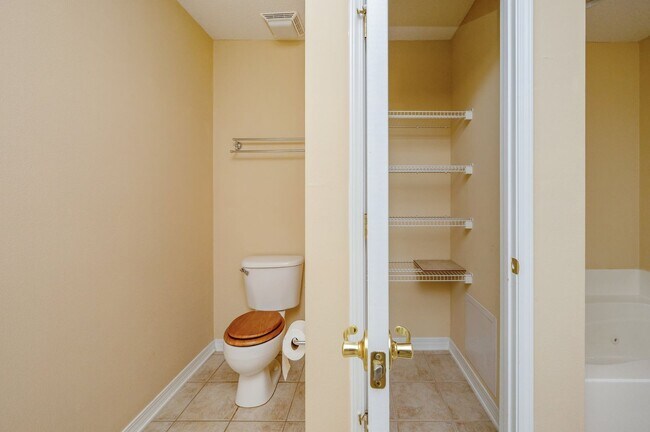 Building Photo - Spacious Home in Navarre!