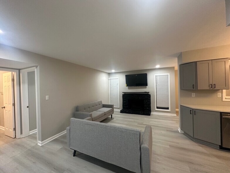 Building Photo - Room in Condo on Roberts Dr
