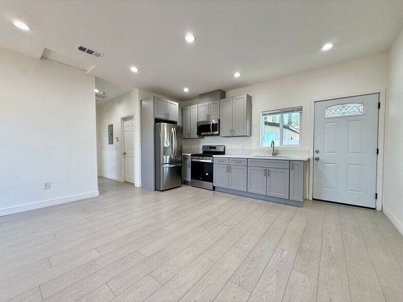 Building Photo - 10723 Rhodesia Ave
