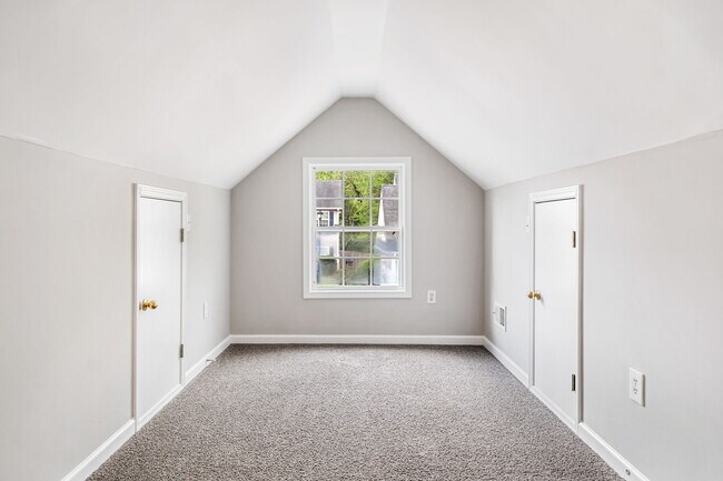 Building Photo - 82 Brookvalley Ct W