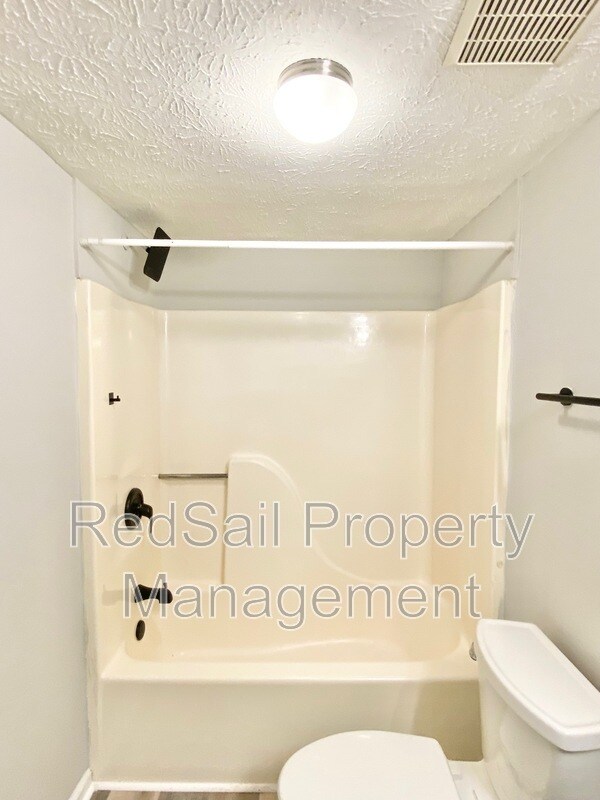 Building Photo - 384 Kinsmen Way