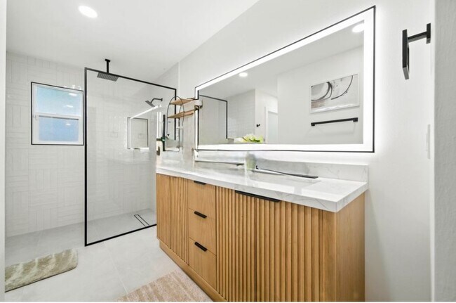 Building Photo - 10907 Olympia Dr