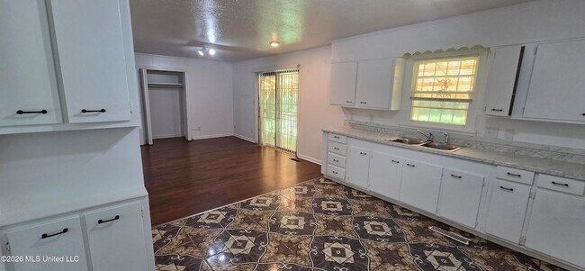 Building Photo - 3111 Revere St
