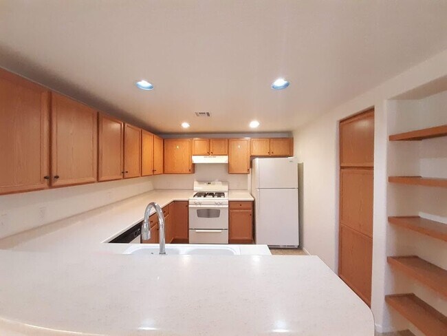 Building Photo - 2 BED/ 2 BATH CONDO LOCATED IN THE SOUTHWEST!