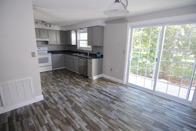 Building Photo - 19 Colonial Dr