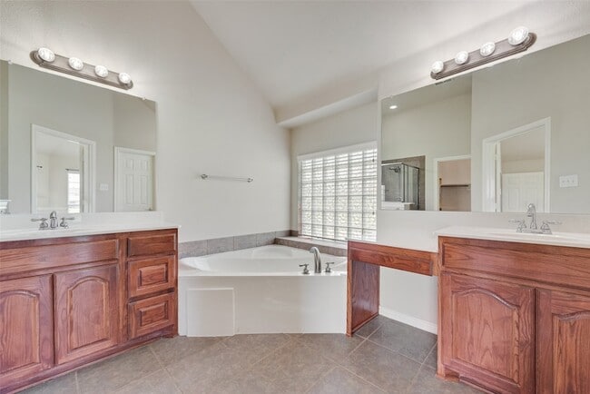 Building Photo - 10044 Dorsett Dr