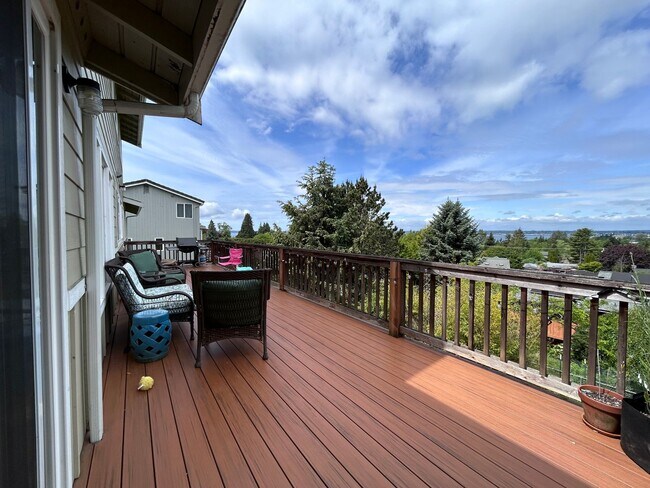 Building Photo - Large 4 Bedroom home with views of Bellingham Bay and Garage