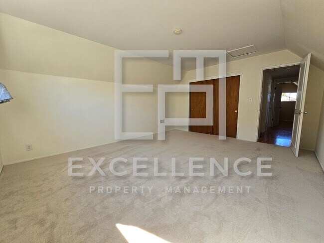 Building Photo - 2 Story 4/2 + Office, Hwf, Pets Negotiable...