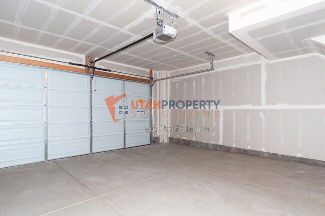 Building Photo - 1043 W 400 S