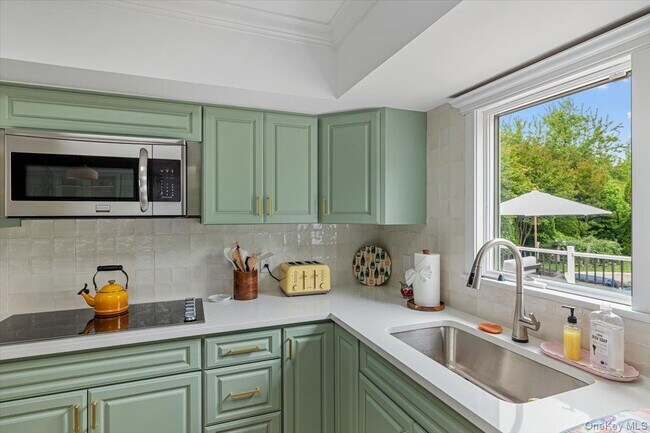 Building Photo - 13 Colonial Ln