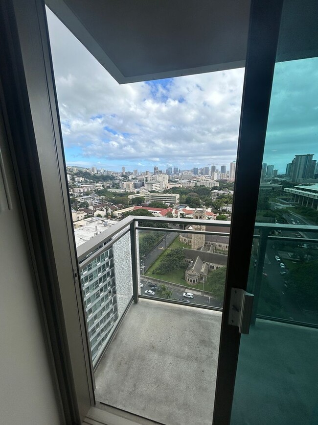 Building Photo - Luxury 1-Bedroom Condo in Downtown – 20th ...