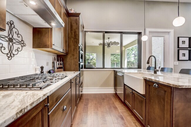 Building Photo - 10613 White Oak Dr