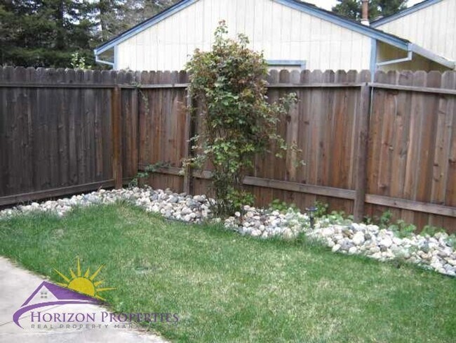 Building Photo - Open 2 Bed 2 Bath Natomas Duplex Unit