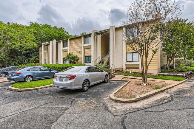 Building Photo - 9100 Mountain Ridge Dr