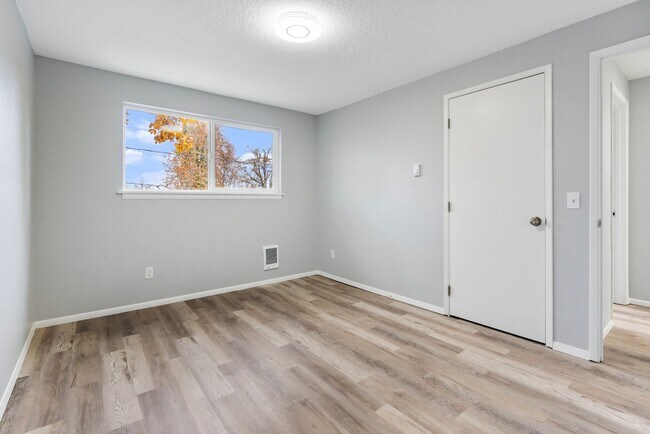 Building Photo - Charming, newly renovated West Linn apartment