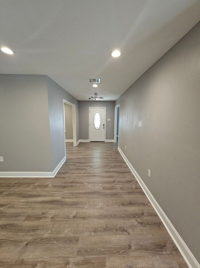 Building Photo - 4 Bedroom, 2 Bath Newly Renovated House for Lease