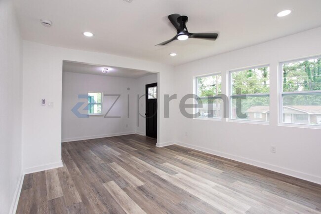 Building Photo - Unit