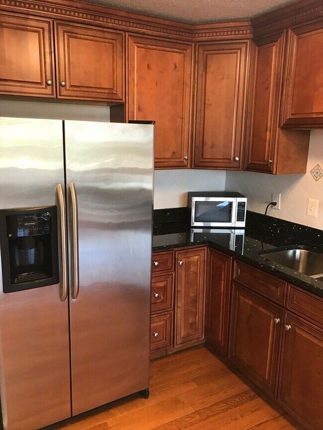 Building Photo - Luxury 1 bedroom 1 bath condo with great amenities