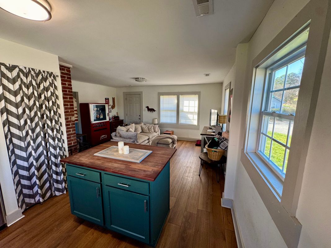 Building Photo - 194 E Pine St