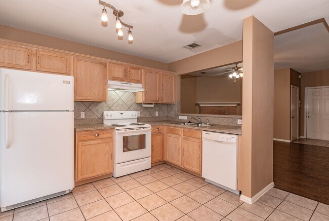 Building Photo - Spacious Three Bedroom Home!!