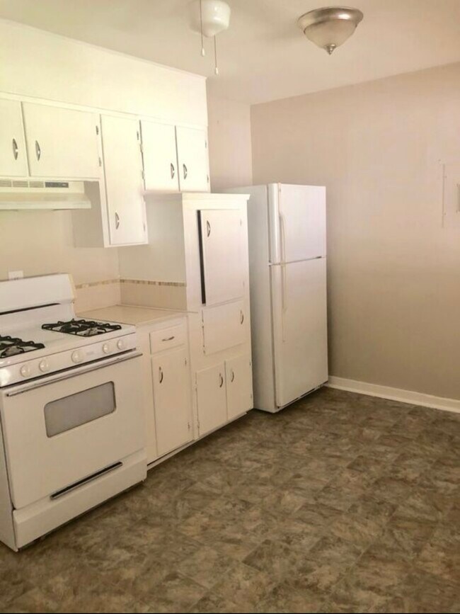 Building Photo - 501 Rosewell Ln