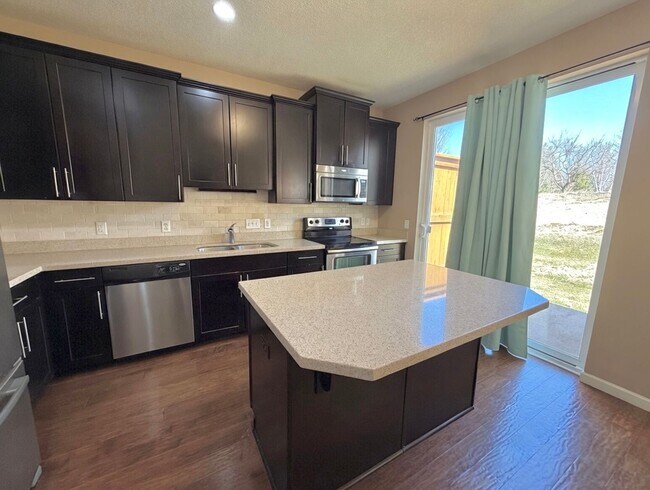 Building Photo - Rare 4 Bedroom End Unit Townhome in The Beautiful Stonemill Farms of Woodbury