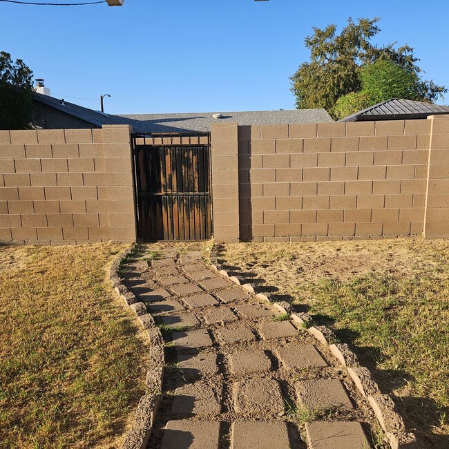 Building Photo - Updated Rental Available Now!