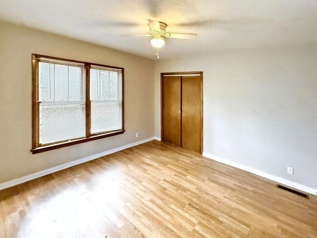 Building Photo - 618 80th Pl S