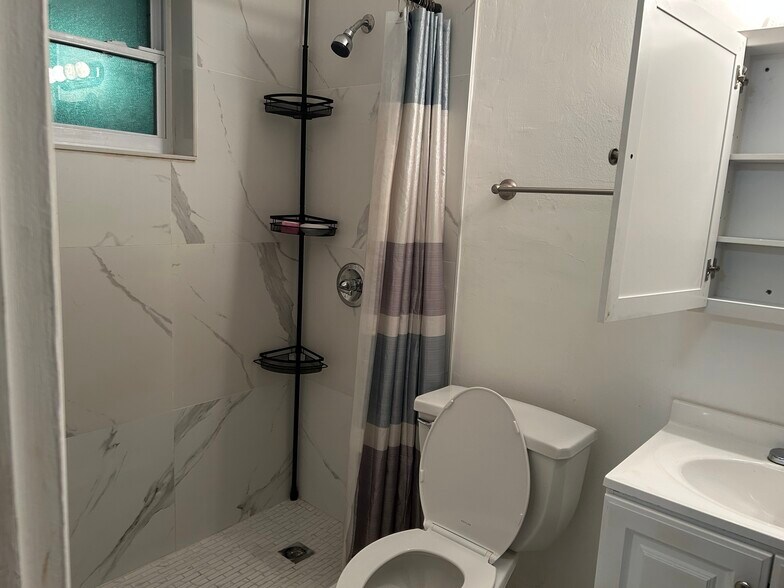 Building Photo - 4250 SW 67th Ave